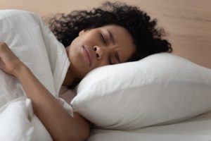 woman sleeping and experiencing drug dreams