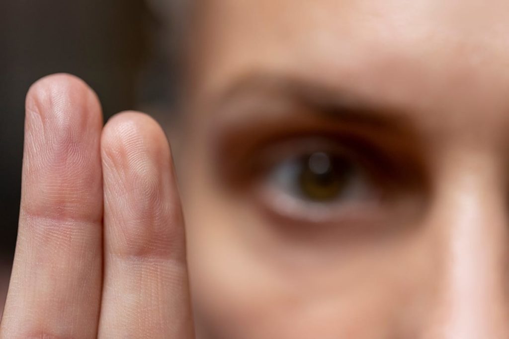 a person holds two fingers up as they learn how emdr therapy works